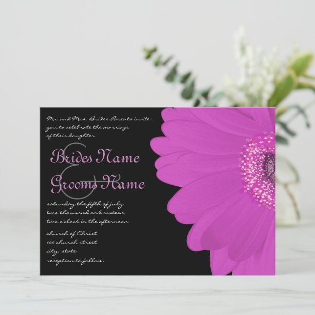 Svart & Fuchsia Gerber Daisy Bröllopsinbjudan Inbjudningar (Stående Fram)