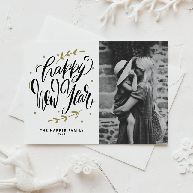Svart Gott Nytt År Modern Kalligrafi Foto Julkort (Send New Year greetings with this photo Happy New Year card featuring modern calligraphy and wreath.)