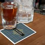 Svart Grå Plaid Elegant Fest Pappersservett<br><div class="desc">Förhöj din fest med dessa utsökta cocktailservetter som har ett tidlöst svart och grått rutigt mönster med ett elegant guldemblem. Lägg till en touch av klass till en svensexa, företagsfest, spelkväll eller pokerkväll. Dessa servetter i manlig stil kan anpassas så att du kan ändra texten eller lägga till ditt namn...</div>