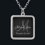 Svart grått elegantt Monogrambröllop Silverpläterat Halsband<br><div class="desc">Elegantt Monogrambröllophalsband. Planlägg vid Elke Clarke © 2008 för MonogramGallery på Zazzle. Svartvitt med initial text för grått överdra med bruden och ansa namn,  och bröllop daterar. Underbar bröllopgåva,  bröllopminnessak eller bröllopfavör.</div>