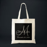 Svart grått elegantt Monogrambröllop Tygkasse<br><div class="desc">Elegant Monogrambrölloptote bags. Planlägg vid Elke Clarke © 2008 för MonogramGallery på Zazzle. Svartvitt med initial text för grått överdra med bruden och ansa namn,  och bröllop daterar. Den underbara destinationsbröllopgästen hänger lös,  bröllopgåvan,  bröllopminnessaken eller bröllopfavören.</div>
