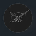 Svart Grått, minimalistiskt, första monogram Rund Klocka<br><div class="desc">De som ser det kommer att säga vilken enkel utformning och kommer inte att kunna ta bort ögonen från detta. Det är en mycket elegant, mycket estetisk och mycket enkel perfekt. Med en sådan enkelhet kommer ni omedelbart att återspegla vilken personlighet ni har i bran och hur lyhört ert arbete...</div>