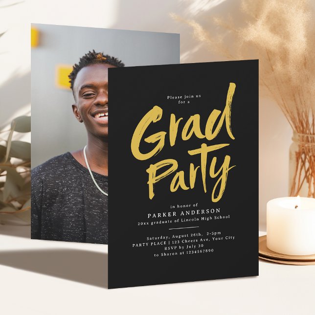 Svart & Guld Enkel Modern Penskript Examenfest Inbjudningar (Black & Gold Simple Modern Brush Script Grad Party Invitation)