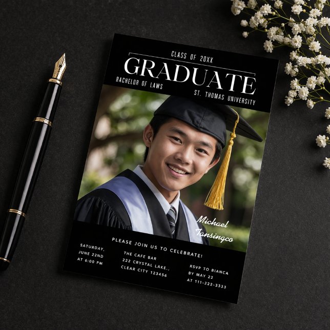 Svart Guld Examen Foto Meddelande Inbjudningar (Black gold graduation invitation with photo Class of 2026 modern editorial design)