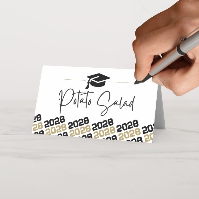 Svart & Guld Examen Hattvikbar Etikett, Mat eller Placeringskort (Gold and Black Class Year Graduation Label Cards. Perfect for food, drinks or place settings)