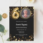 Svart guld-fotostjärnor 60-årsdag inbjudningar<br><div class="desc">En modern fotoinbjudan till snyggten för en 60:e födelsedagsfest. En klassisk svart bakgrund,  dekorerad med faux guld-stjärnor. Anpassa och lägg till information om party.</div>