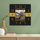 Svart Guld Glitter 50:e Bröllop-årsdagen Foto Fyrkantig Klocka<br><div class="desc">Modern och elegant svart och guld glitter-årsdag. Anpassa den unika 50-årsjubileet med paret foto,  namn och år.</div>
