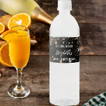 Svart guld-glitter av födelsedagsfest vattenflaskor etikett<br><div class="desc">Svart bakgrund,  dekorerad med faux guld sparkles,  konetti. Anpassa och lägg till datum,  namn och händelse.</div>