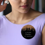 Svart guld glitter droppar anpassningsbar monogram knapp<br><div class="desc">För 21:a (eller någon ålder) födelsedagsfest. En svart bakgrund som dekoreras med faux guld glitter droppar,  färgdroppstift. Anpassa och lägg till datum,  namn och ålder. Namn är skrivet med ett handskript i stil. Perfekt som party favors eller spara datumpåminnelsen för dina gäster.</div>