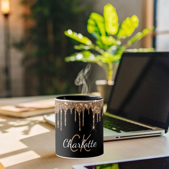 Svart guld glitter droppar monogramskript elegant mugg (Skapare uppladdad)