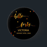 Svart guld hej 40 namn-skript på 40 födelsedagar knapp<br><div class="desc">Chic trendig svart bakgrund och faux guld text skriven med ett trendig handskript i stil: hej fyrtio. Med gyllene prickar som dekoration. Mallar för ett namn och ett datum, gyllene brev. Elegant och modern för en 40-årsdag party kan användas som en tjänst eller som en besparing av datumpåminnelsen för dina...</div>