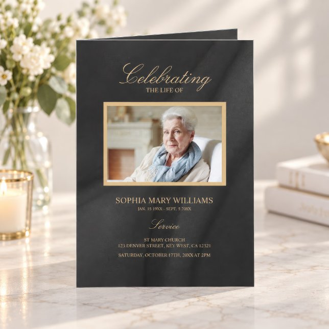 Svart & Guld Kalligrafi Minnesprogram Kort (Black and Gold Calligraphy Celebration of Life program with photo and service details)