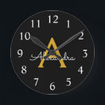 Svart Guld Modern skript Girly Monogram Namn Rund Klocka<br><div class="desc">Svart och Guld Simple Script Monogram Namn Clock. Det gör perfekten söt 16-årsdag,  bröllop,  möhippa,  årsdag,  barndusch eller filmfest för någon som kärlek glam lyx och chic stilar.</div>