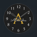 Svart Guld Modern skript Girly Monogram Namn Rund Klocka<br><div class="desc">Svart och Guld Simple Script Monogram Namn Clock. Det gör perfekten söt 16-årsdag,  bröllop,  möhippa,  årsdag,  barndusch eller filmfest för någon som kärlek glam lyx och chic stilar.</div>