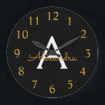 Svart Guld Modern skript Girly Monogram Namn Stor Klocka<br><div class="desc">Svart och Guld Simple Script Monogram Namn Clock. Det gör perfekten söt 16-årsdag,  bröllop,  möhippa,  årsdag,  barndusch eller filmfest för någon som kärlek glam lyx och chic stilar.</div>
