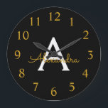Svart Guld Modern skript Girly Monogram Namn Stor Klocka<br><div class="desc">Svart och Guld Simple Script Monogram Namn Clock. Det gör perfekten söt 16-årsdag,  bröllop,  möhippa,  årsdag,  barndusch eller filmfest för någon som kärlek glam lyx och chic stilar.</div>