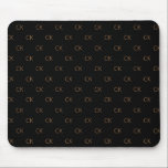 Svart guld monogram initialer elegant minimalist musmatta<br><div class="desc">Anpassa och lägg till ditt monogram brev, initialer. Monogrammet initialer som mönster i bakgrunden. En svart bakgrund i klassisk chic färg. Golden färgad brev.</div>