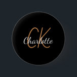 Svart guld monogram initialer namn knapp<br><div class="desc">Svart bakgrund,  gyllene och vita texter. Anpassa och lägg till ditt monogram initialer och namn. Namn är skrivet med ett skript i stil med sydlig skrift.</div>