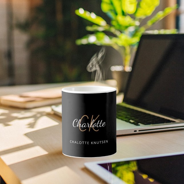 Svart guld monogram initialer-skript, elegant kaffemugg (Skapare uppladdad)