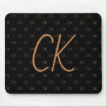 Svart guld monogram initialer-skript, elegant musmatta<br><div class="desc">Anpassa och lägg till ditt monogram brev,  initialer. Monogrammet initialer som mönster i bakgrunden. En svart bakgrund i klassisk chic färg. Golden färgad brev.</div>