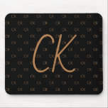 Svart guld monogram initialer-skript, elegant musmatta<br><div class="desc">Anpassa och lägg till ditt monogram brev,  initialer. Monogrammet initialer som mönster i bakgrunden. En svart bakgrund i klassisk chic färg. Golden färgad brev.</div>