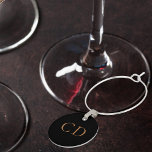 Svart guld monogram minimalistisk berlock vinglas<br><div class="desc">Svart bakgrund,  gyllene text. Anpassa och lägg till monogram brev,  initialer. Perfekt för bröllop,  milstolpar..</div>