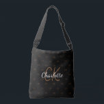 Svart guld monogram namn elegant  axelväska<br><div class="desc">En elegant svart bakgrund. Personifiera och lägg till ditt namn,  monogram initialer.  Ditt monogram som bakgrundsmönster. Namnet skrivs med en handskriven stilsnack. Vita och gyllene bokstäver.</div>