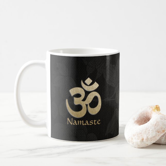 Svart & Guld OM Symbol Yoga Mediation-instruktör Kaffemugg (Med munk)