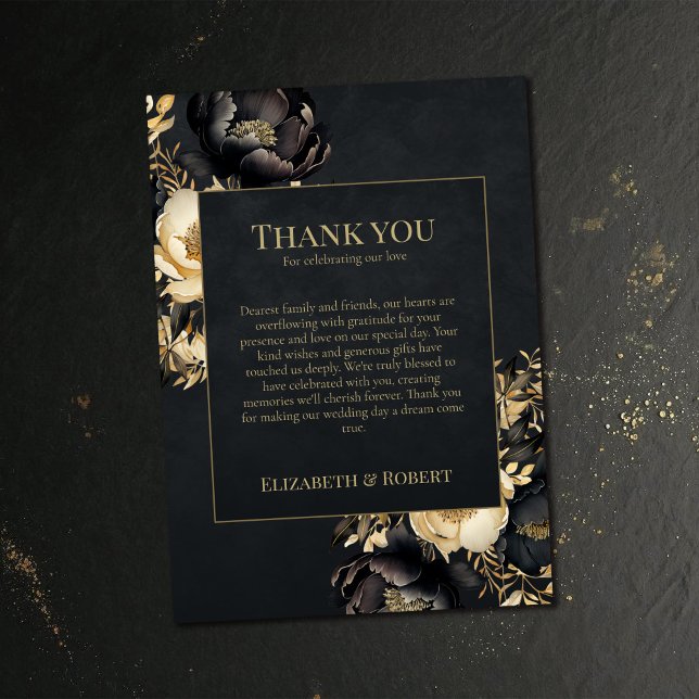 Svart & Guld Pion Bröllop Tackkort Tack Kort (Black & Gold Peony Wedding Thank You Card on a dark vintage wedding table.)