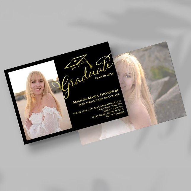 Svart Guld Script Foto Examen Fests Inbjudan (Black and gold script graduation invitation with graduate photo and cap illustration.)