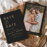 Svart Guld Spara datum-Eleganten, fotominimalistis Spara Datumet<br><div class="desc">Bröllop Elegant Black och Guld Spara datumkort som har ett foto på framsidan. Spara datumkorten innehåller en modern handskriven kursiv skripttypografi som är elegant,  enkel och modern till använda efter att du har minimalistisk enkel bröllopsdag firande.</div>