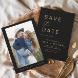 Svart Guld Spara datum-Eleganten, fotominimalistis Spara Datumet<br><div class="desc">Bröllop Elegant Black och Guld Spara datumkort som har ett foto på framsidan. Spara datumkorten innehåller en modern handskriven kursiv skripttypografi som är elegant,  enkel och modern till använda efter att du har minimalistisk enkel bröllopsdag firande.</div>