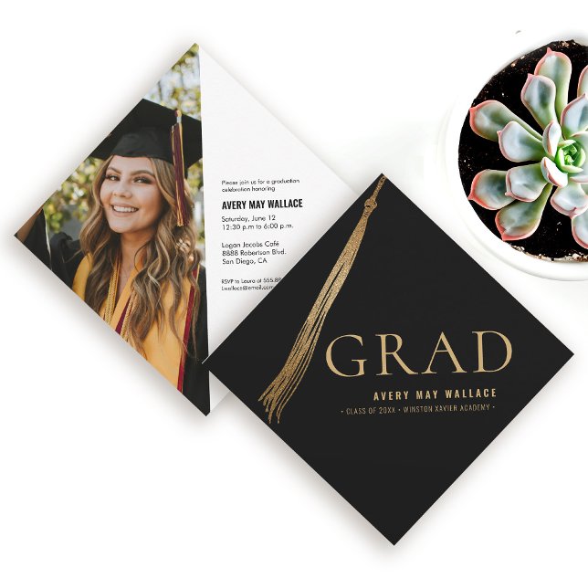 Svart Guld Tassel Unik Examen Anpassad Foto  Inbjudningar (Grad cap like graduation photo invitation and announcement card.)