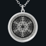 Svart halsband för Snowflake för silverglitterLOOK<br><div class="desc">Detta festliga halsband för flingan för snö för glitter (för den UTSKRIVAVNA) svart- och silverFAUXEN matchar visade nedanfört för vinterbröllop inbjudan, och skulle gör en trevlig gåva till för att ge sig till dina bröllopsfestdeltagare för att gilla ditt maid of honor, brudtärnor, och brudtärna eller köp det för att tillfoga...</div>