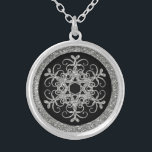 Svart halsband för Snowflake för silverglitterLOOK<br><div class="desc">Detta festliga halsband för flingan för snö för glitter (för den UTSKRIVAVNA) svart- och silverFAUXEN matchar visade nedanfört för vinterbröllop inbjudan, och skulle gör en trevlig gåva till för att ge sig till dina bröllopsfestdeltagare för att gilla ditt maid of honor, brudtärnor, och brudtärna eller köp det för att tillfoga...</div>