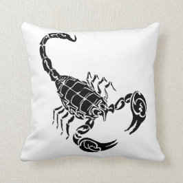 Svart hand plockadeScorpion och stam- klotter Kudde