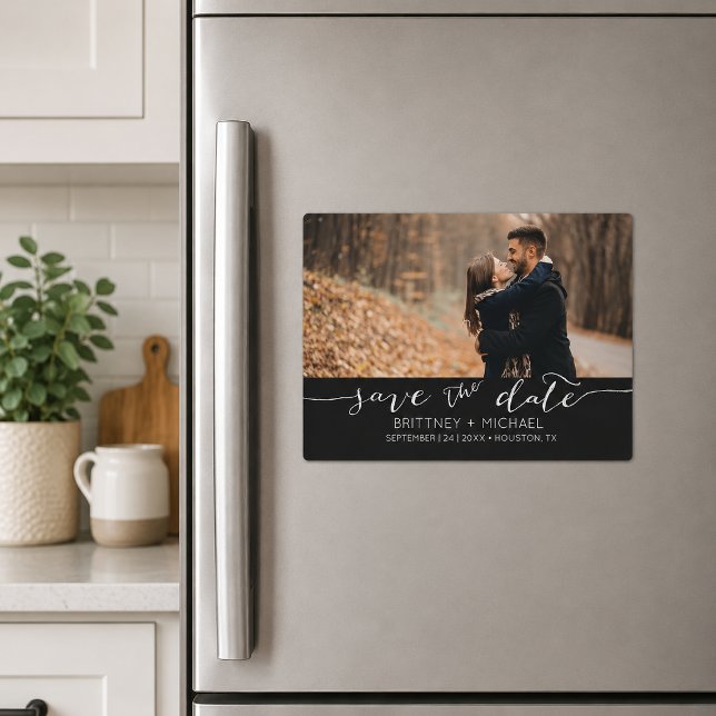 Svart handskriven Spara datum Magnetisk Inbjudningskort (Elegant black save the date magnet featuring romantic handwritten script typography)