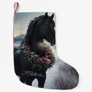 Svart häst i snö med julkrans liten julstrumpa