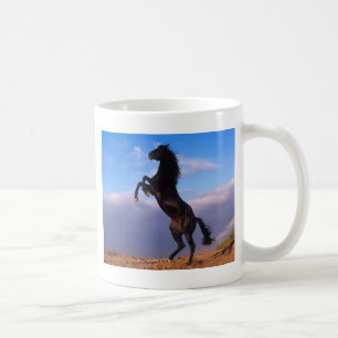 Svart hingst för vild som fostrar hästen kaffemugg
