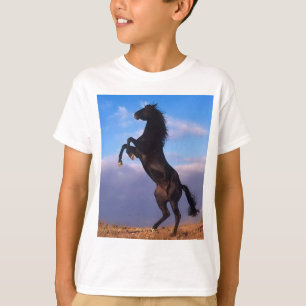 Svart hingst för vild som fostrar hästen t shirt