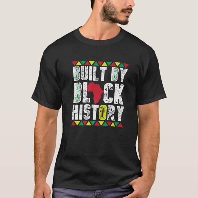 Svart historikmånad T Byggt av svart afrikansk kvi T Shirt (Framsida)
