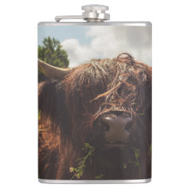 Svart höns med bete grönt fält sol med ljus fickplunta