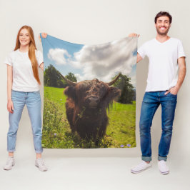 Svart höns med bete grönt fält sol med ljus fleecefilt