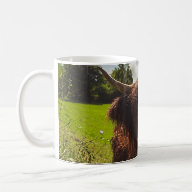 Svart höns med bete grönt fält sol med ljus kaffemugg (Vänster)