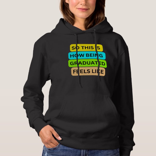 Svart hoodie sweater T-Shirt SO_DENNA_IS_HOW_BEING (Framsida)