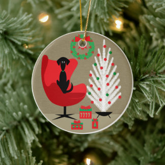 Svart hund i julrum i mitten av seklet julgransprydnad keramik