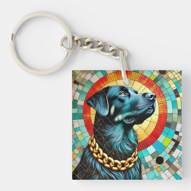 Svart hund med blyinfattat glas i bakgrunden (Framsidan)