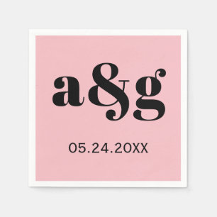 Svart initialer-typografi på rosa bröllop pappersservett