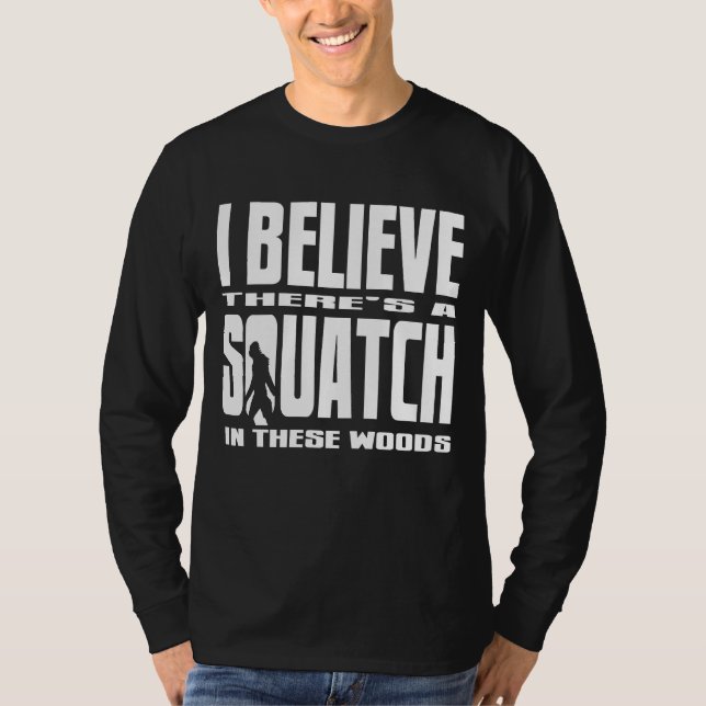 Svart - jag tror där är en SQUATCH i dessa skogen Tee Shirt (Framsida)