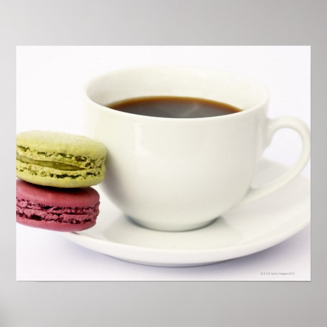 Svart kaffe i vitt kopp med två franskar poster (Framsidan)